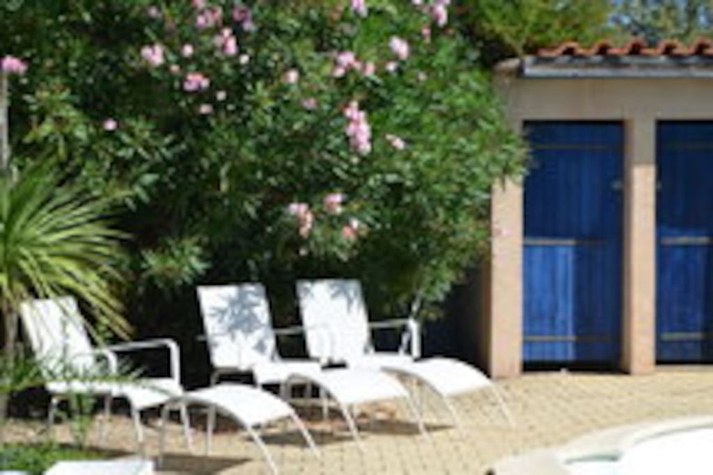 Le coin farniente à la piscine