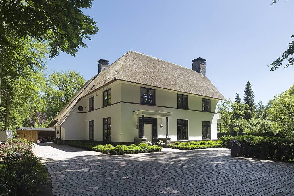 Voorkant, 20 meter van rustige weg, midden in klein dorpskern