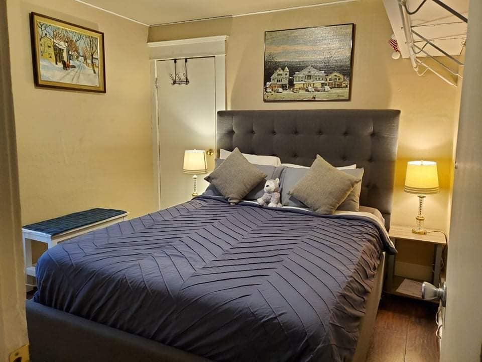 มีหน้าต่างด้านซ้าย
เปลี่ยนเตียงสักหน่อย 