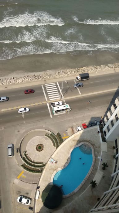 El edificio cuenta con piscina. Después de agua salada, un poco de agua dulce!