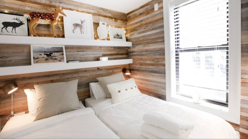 Lovely 2 Bed Condo in Amazing Location gallery image 5