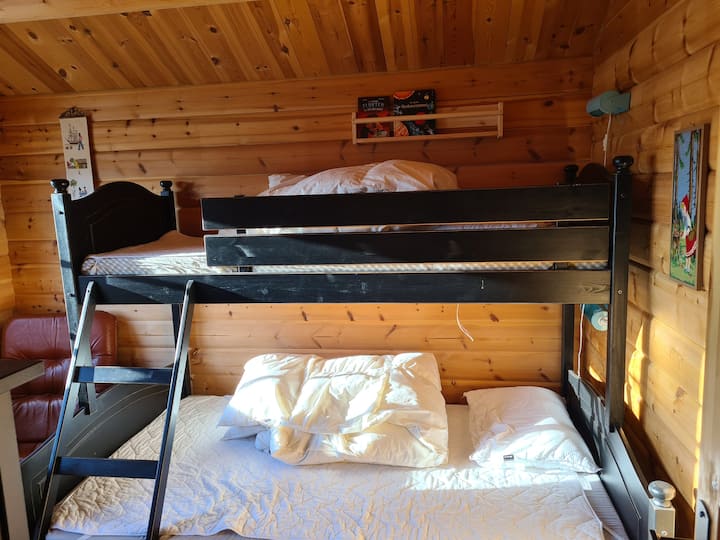 Chumba cha kulala 3 -  Kitanda cha ghorofa na sentimita 120 chini na sentimita 90 juu ya ghorofa.