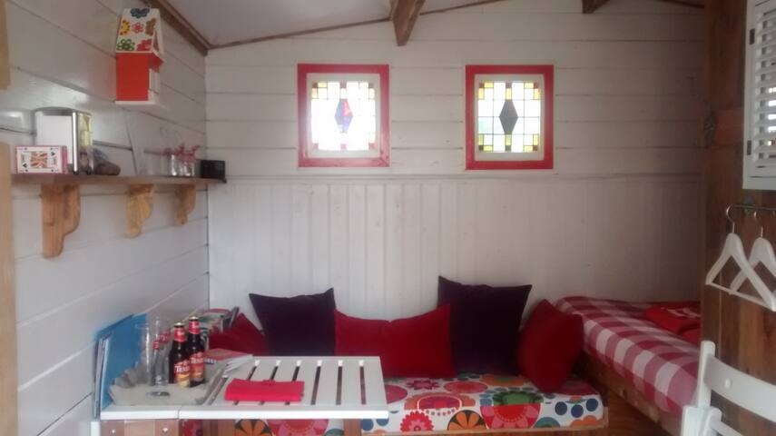 Cosy cabin with private facilities