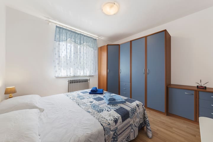 Спална соба 1 со брачен кревет (широк 125 - 149 см)