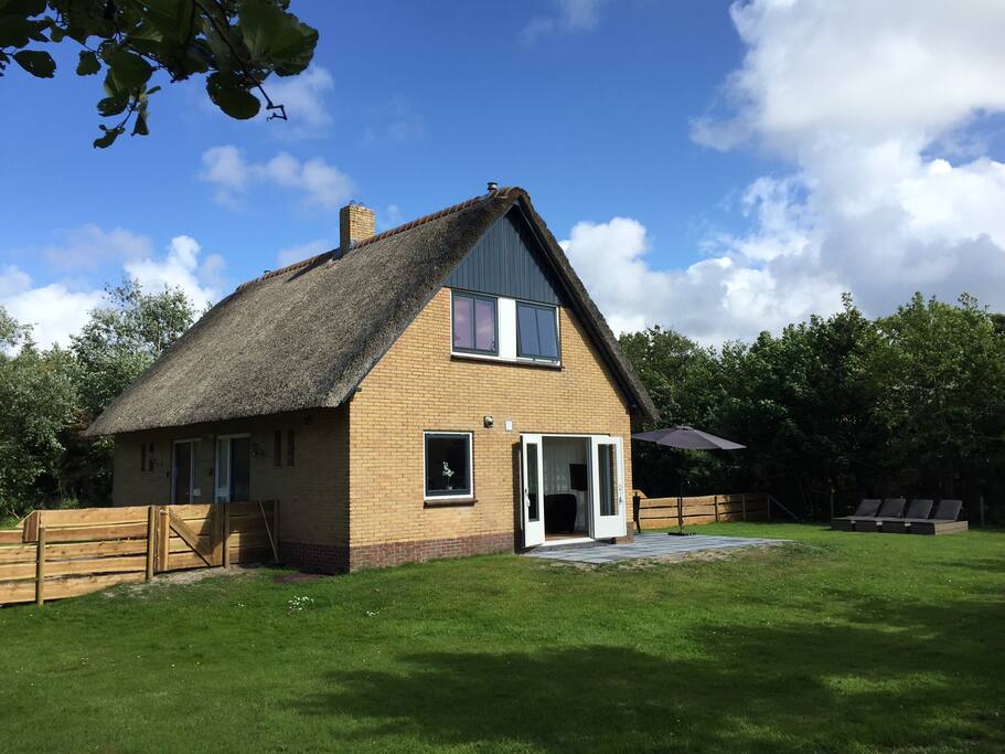 Prachtige rietgedekt vakantiehuis Marina met geheel afgesloten tuin met trampoline en speeltoestel