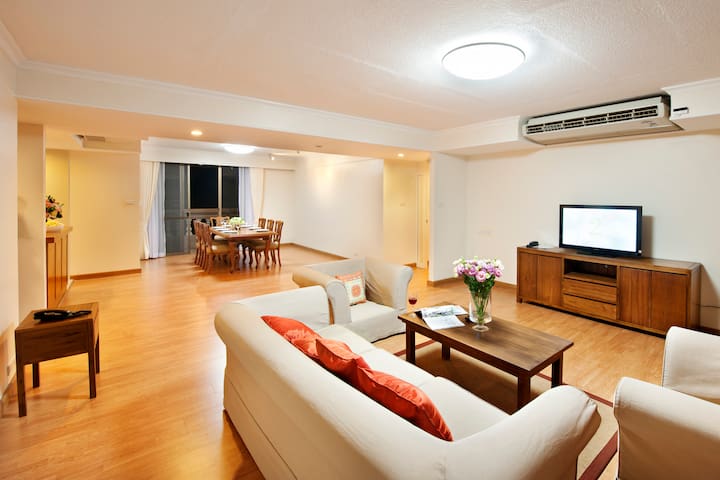 Luxury 3 Bedrooms Suite @BTS Phrompong