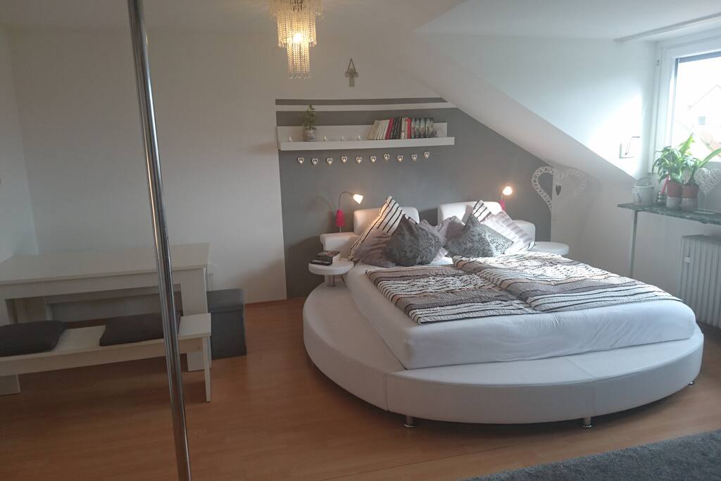 Schlafzimmer - großes, gemütliches Bett und Tisch mit Bänken