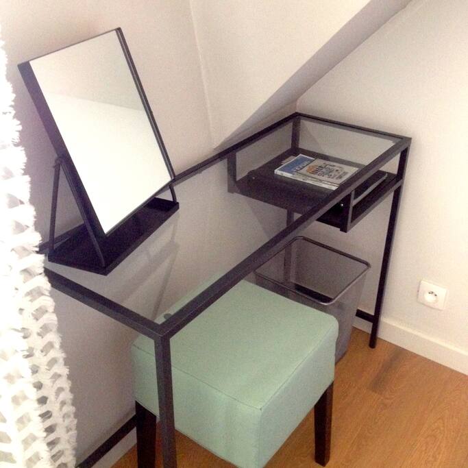 bureau d'appoint mais aussi coiffeuse !