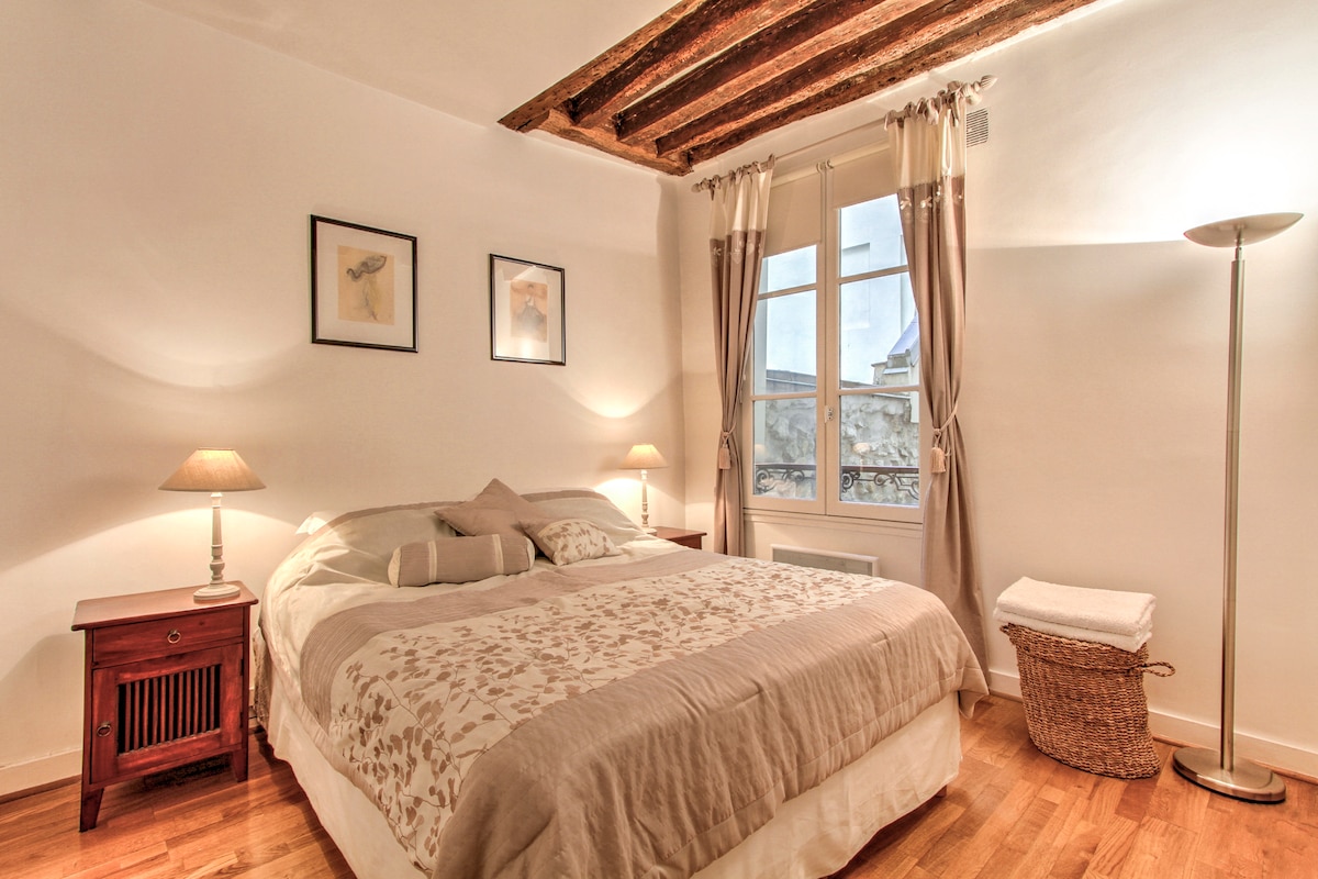 Mirna spavaća soba daleko od ulice.