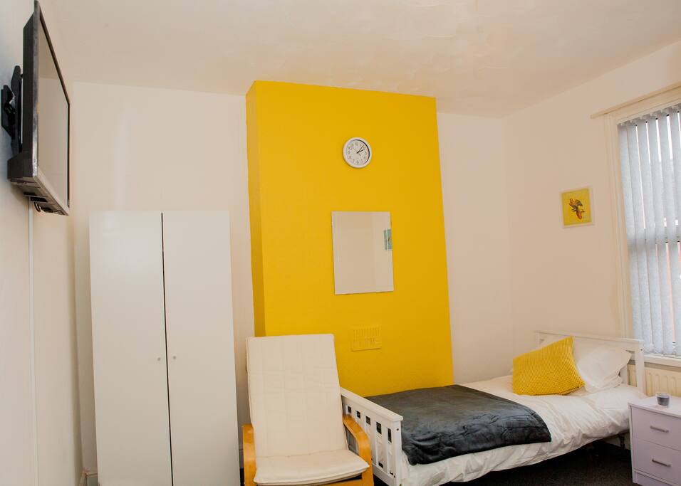 Another large room with TV
