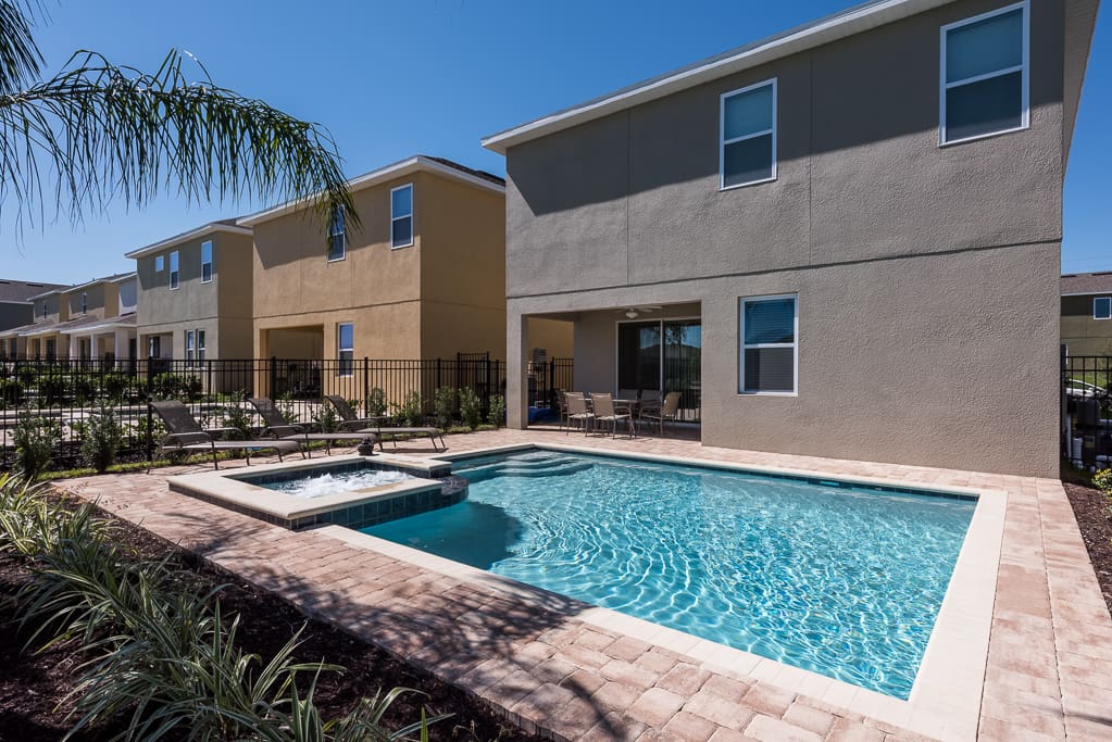 Pool With Jacuzzi and Heating