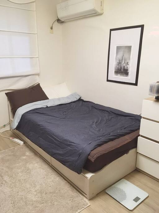 침대 (The bed for visitor)