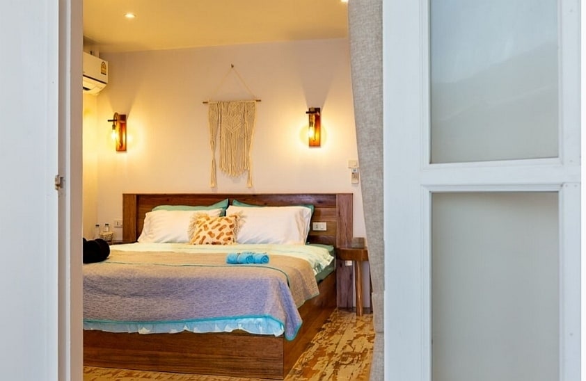 GHOROFA YA JUU.
Chumba bora cha kulala (1)
Ukubwa 2.8m x 5.4m.
Chumba cha kulala chenye mwanga, starehe na hewa safi chenye KITANDA AINA YA KING, AC, ufikiaji wa moja kwa moja wa Roshani ya Juu na mwonekano wa bahari moja kwa moja kutoka kwenye kitanda chako. Inatulia na kuwa na amani!