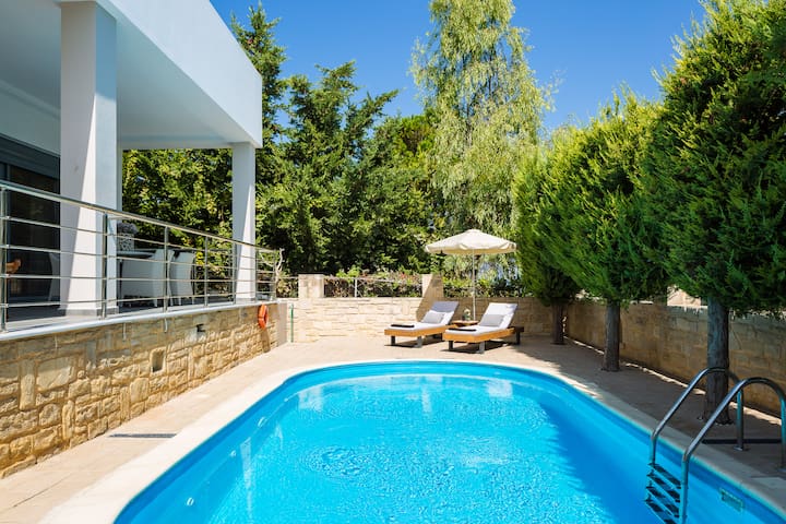 Inn Villa – Pool, BBQ, Playground & Close to Beach