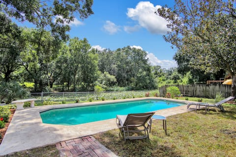 Lakefront Villa with Heated pool and Spa