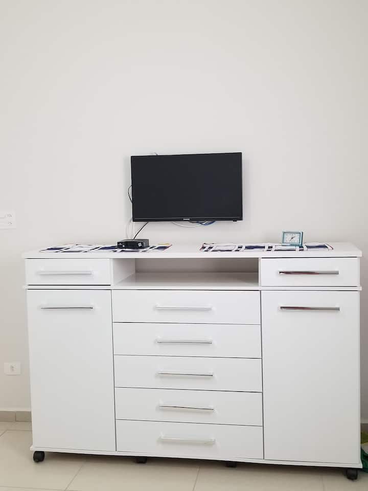 חדר שינה 2 שידה וטלוויזיה