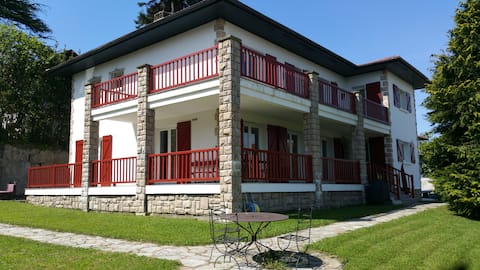 Family home (sleeps 16), walking distance to the beach!
