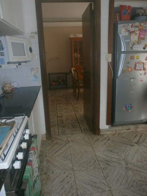 pasaje de cocina al living-comedor.