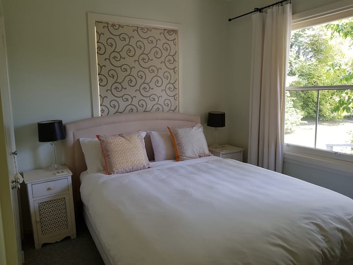 Main queen bedroom