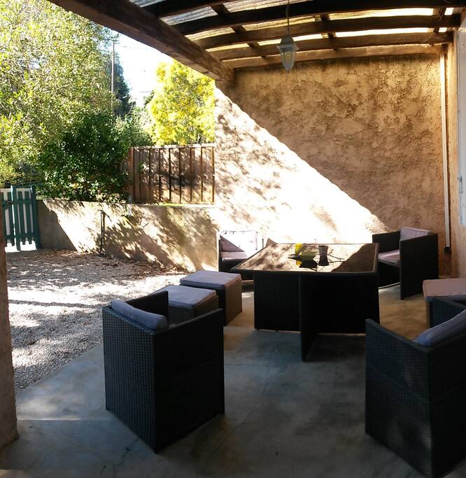 Terrasse plein sud ombragée face aux vignes