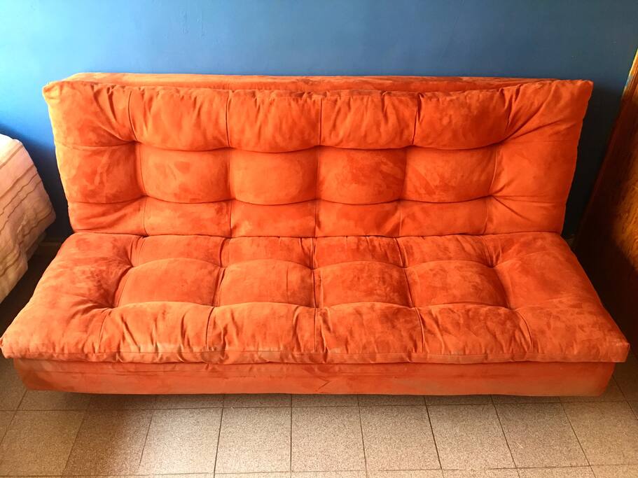 Cómodo sofácama para 2 personas.