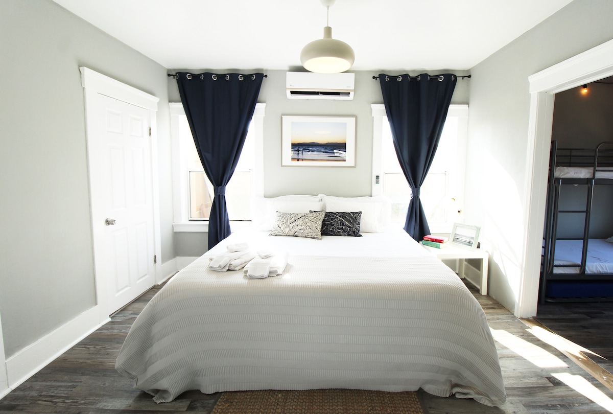 El segundo dormitorio principal se abre a la sala de estar a través de puertas francesas. Se adjunta una habitación secundaria con literas adicionales. Esta habitación es perfecta para una pequeña familia con niños o amigos dispuestos a compartir un espacio. 