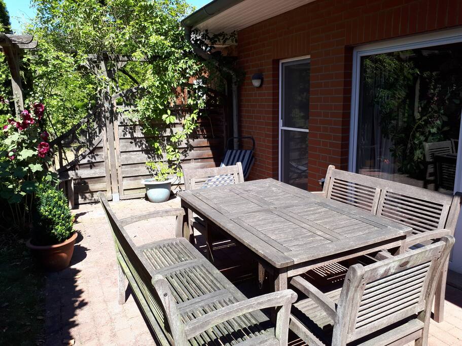 Garten-Terasse mit Sitzgruppe und Grillkamin