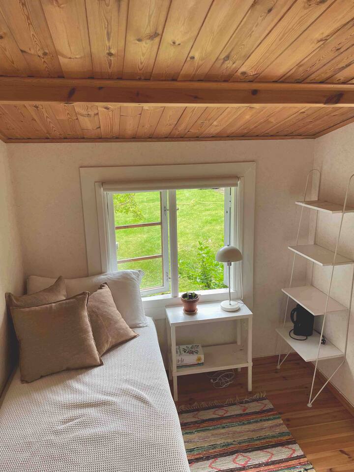 花园里的小木屋。 沙发床可以变成一张舒适的双人床。 小屋里有一张小桌子、一个架子、户外椅子和桌子。 

注意：小木屋没有自己的卫生间。