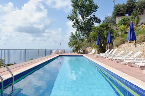 Holiday Home, Pool, Garden, View!