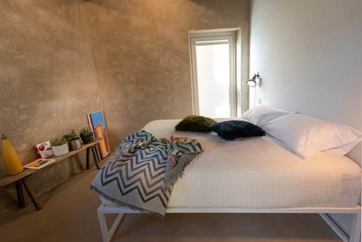 camera da letto matrimoniale con letto king-size