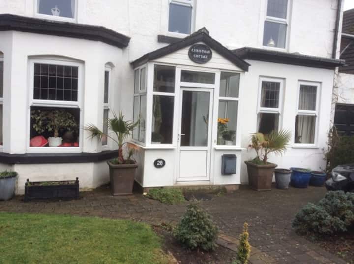 Detached House & Large Garden - Aintree Races