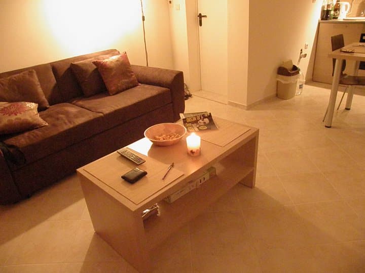 Sofá cama y mesa cómodos