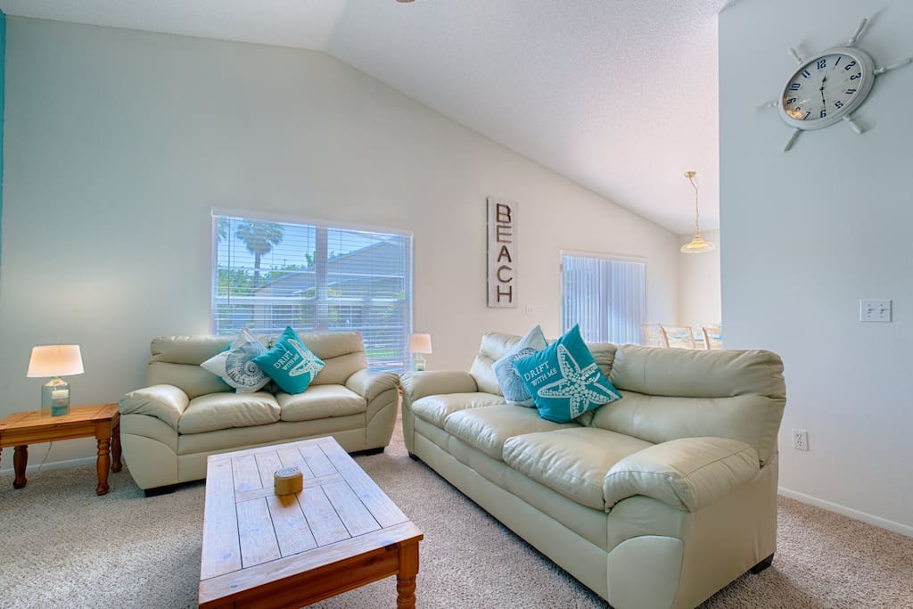 BEACH STYLE LIVING ROOM