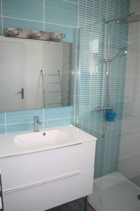 Salle d'eau à côté de la chambre