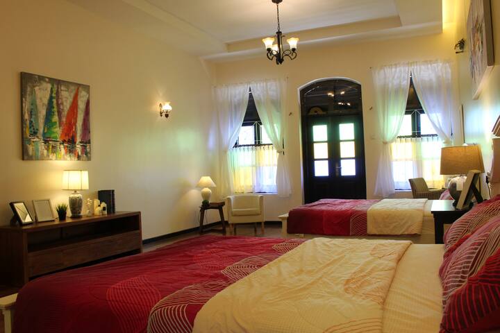 Chambre confortable avec lit double queen size et salle de bain attenante