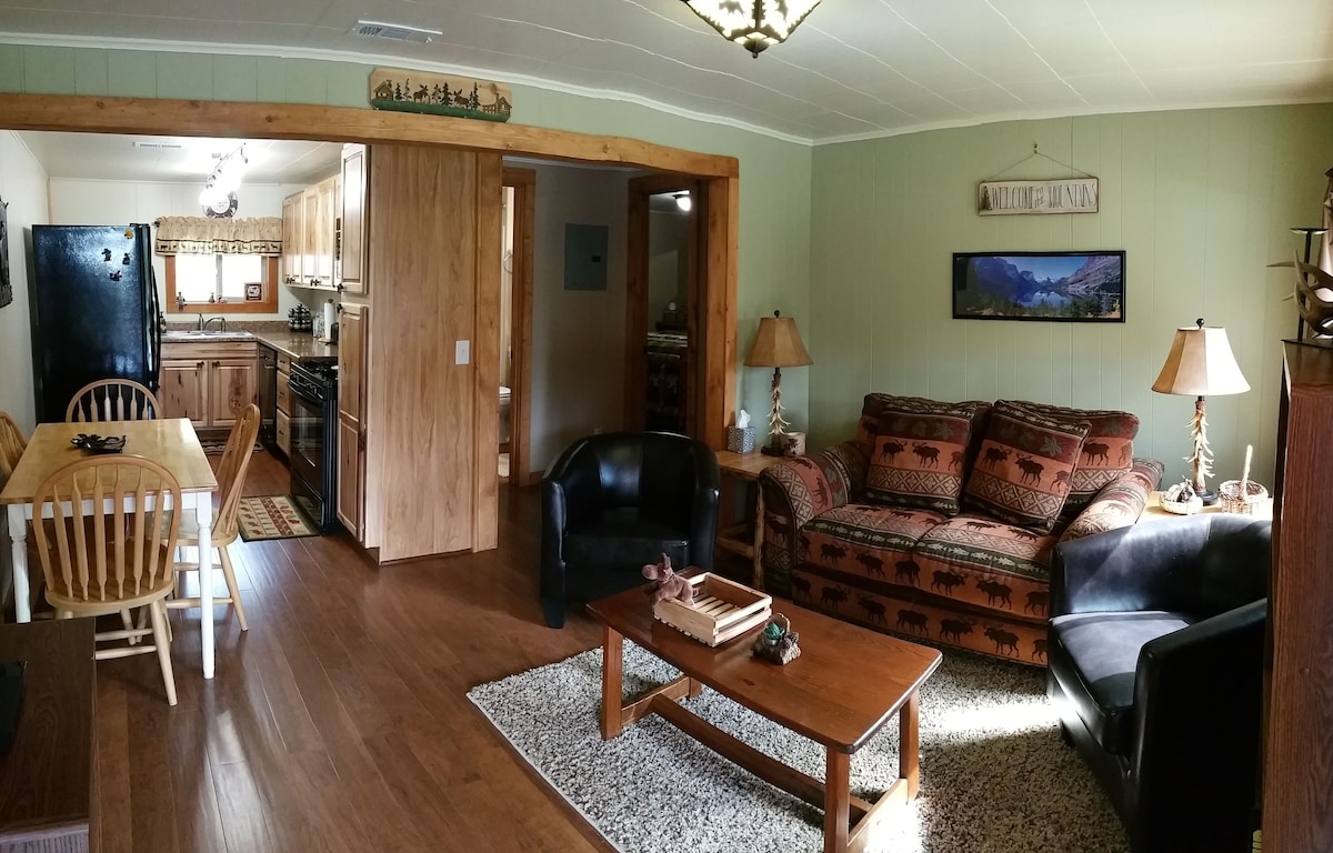 Dnevni boravak, blagovaonica i kuhinja.