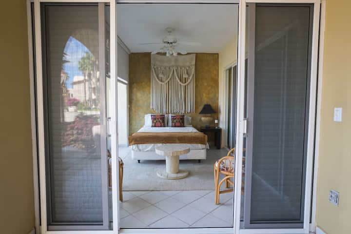 第二间卧室配有一张标准双人床和华丽的光线。 非常适合儿童入住的房间，就在主卧室旁边。 