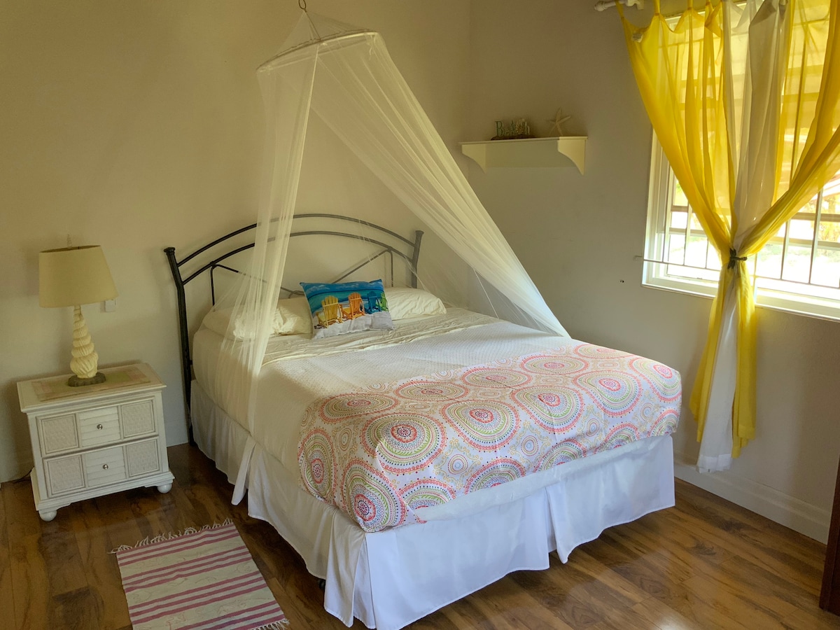 Dormitorio 3, cama tamaño queen + aire acondicionado y ventilador de techo en el dormitorio.  (Red de mosquitos disponible solo bajo petición) Todas las ventanas están protegidas.