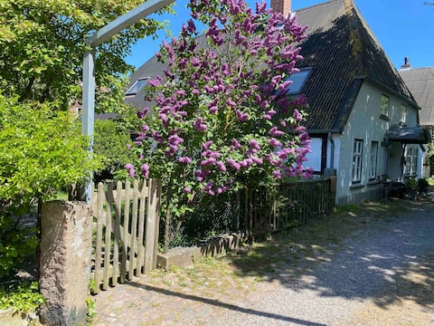 Beliebte Airbnb-Anzeige: Island farmhouse "The Hall," close to the beach with garden in Fehmarn