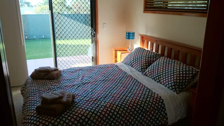 سرير بحجم كوين مع باب إلى الفناء