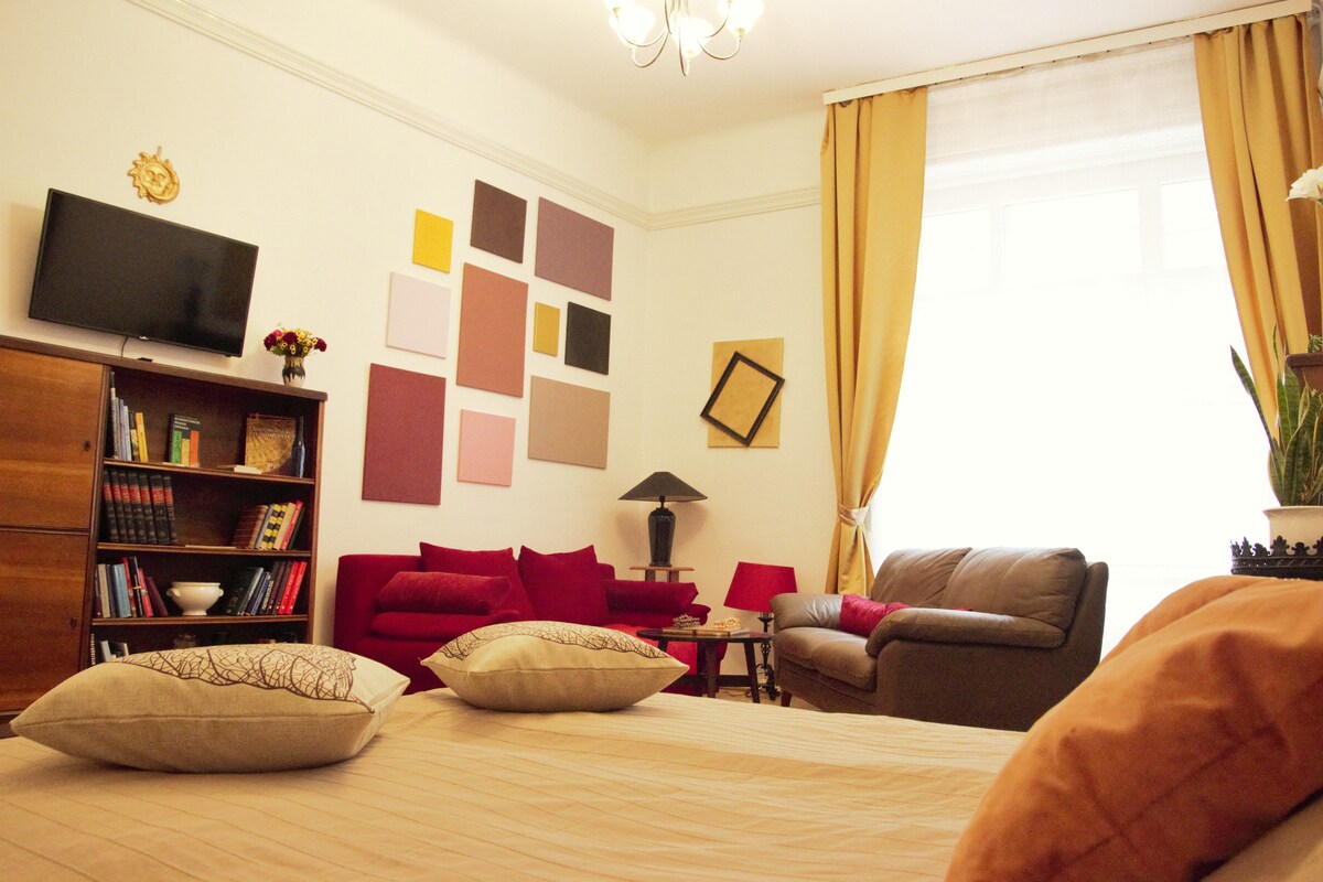 חדר 26 מ"ר, פונה לרחוב הולכי הרגל