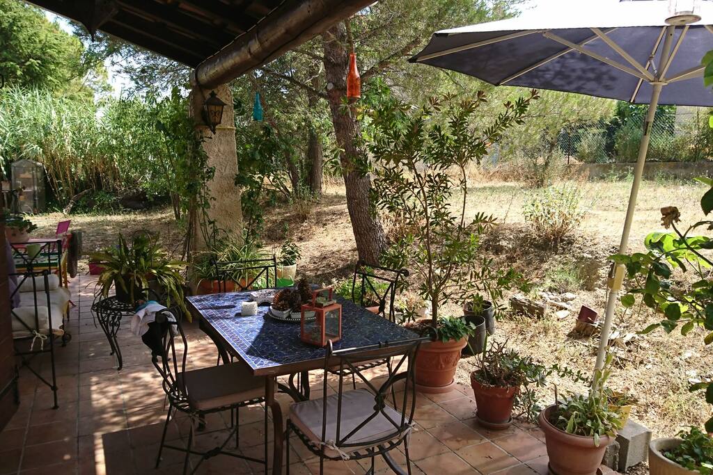 Grande terrasse avec accès salon.