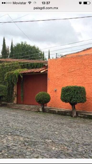 Fachada del acceso principal