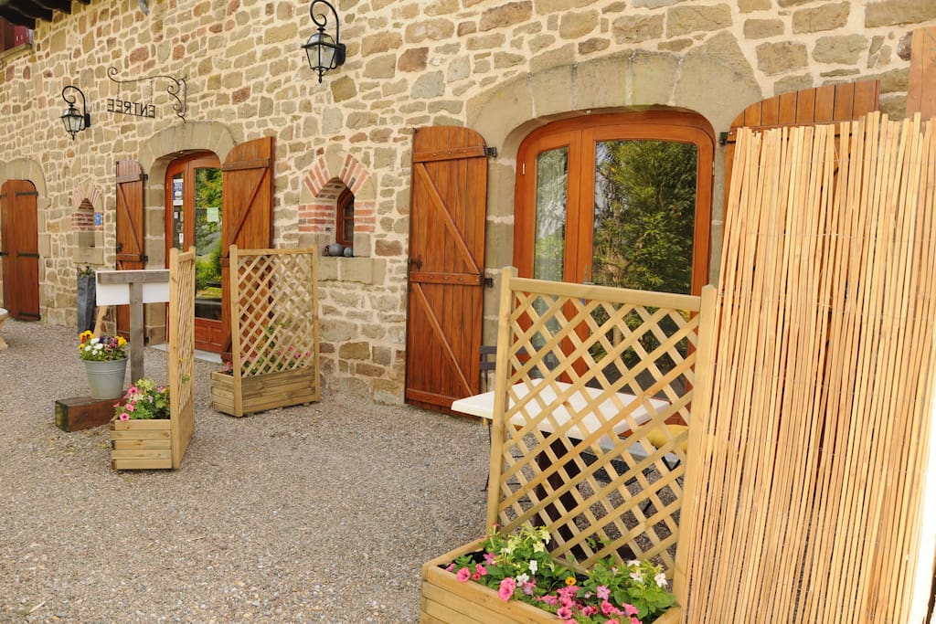 Terrasse devant l’entrée du studio