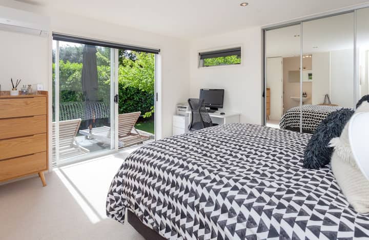 Hlavná spálňa s vlastnou kúpeľňou a vstavaným šatníkom 