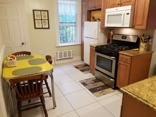 *LARGE PRIVATE ROOM WITH A LARGE WINDOW*