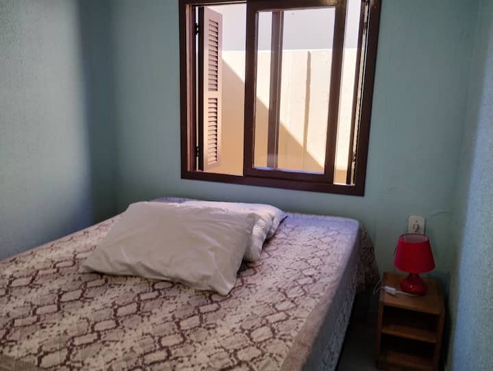 סוויטה 3:
מיטת קופסה, שידה ומאוורר.
 חדר רחצה פרטי.
שמיכת פוך, מכוסה וכרית 
Cabideiro