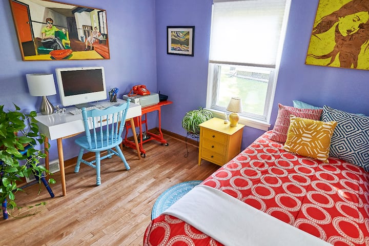 La deuxième chambre est pleine de belles lumières et de plantes tout en offrant de l'intimité aux voyageurs.