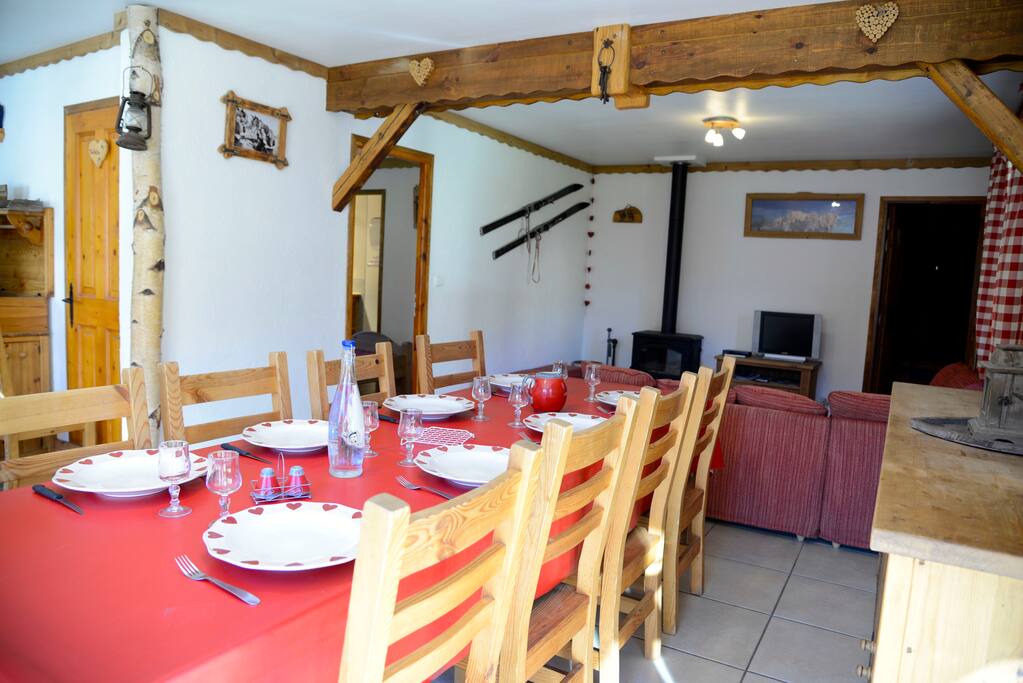 Salle à manger ouverte sur le séjour et la cuisine. Ce qui fait une très belle pièce de vie.