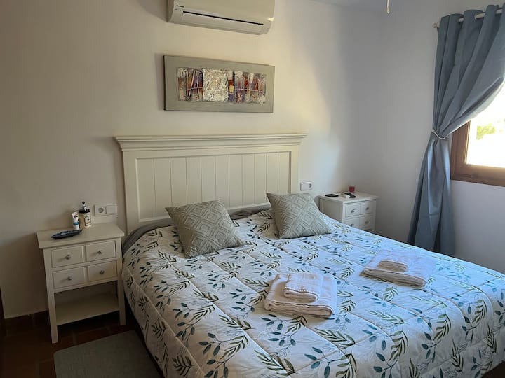 Dormitorio principal 
Nuevo colchón tamaño king muy cómodo 